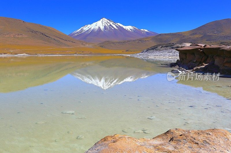 Salar de Talar和Miniques火山，Piedras rojas(红色石头)-绿松石湖反射和田园般的阿塔卡马沙漠，火山景观全景-圣佩德罗阿塔卡马，智利，Bolívia和阿根廷边境